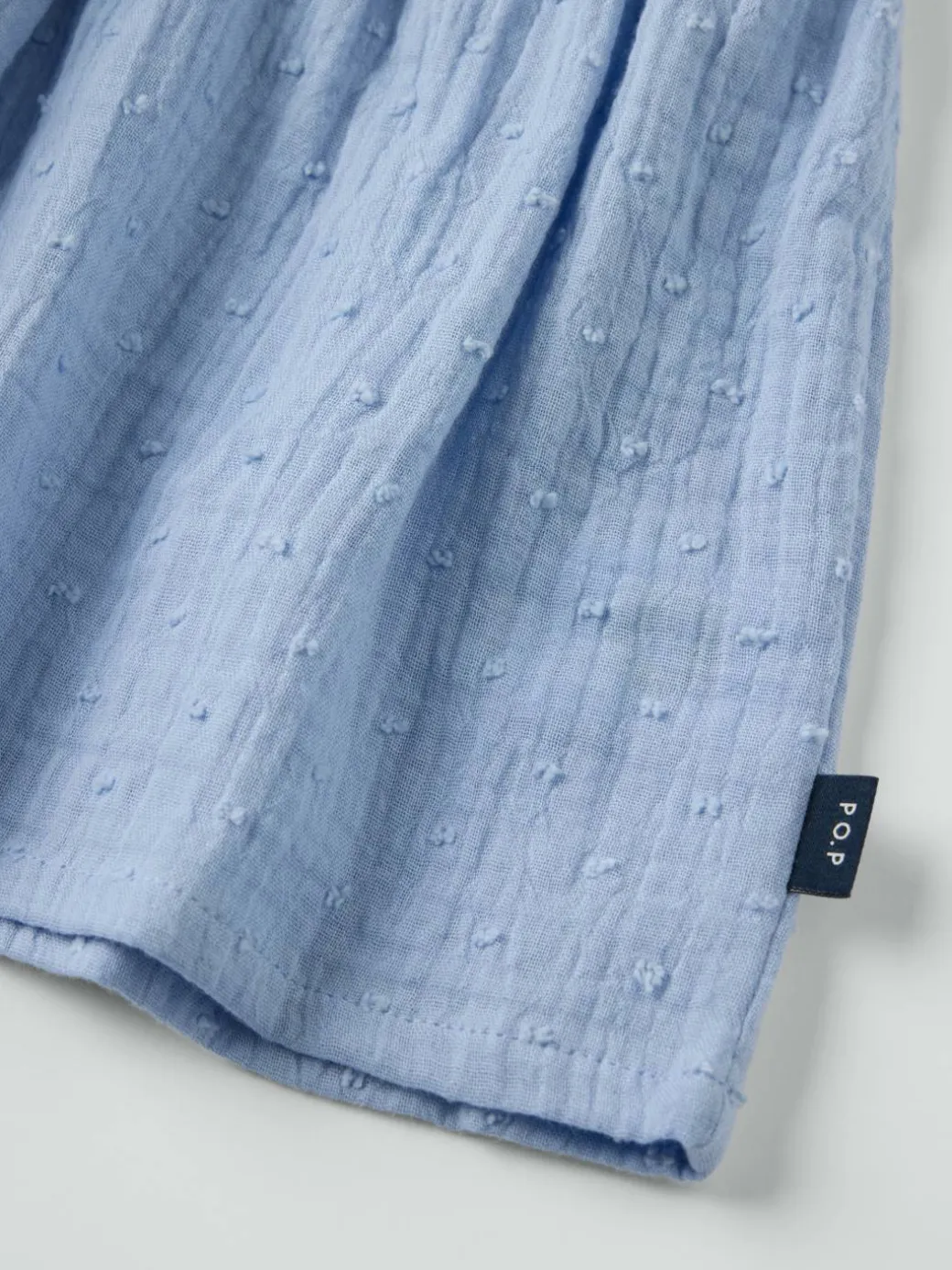 Vevd bluse med volanger prikkete